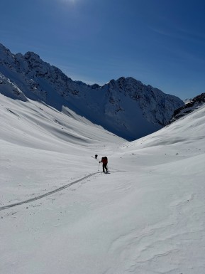 The Cass delivered this week. 🤙🏔️⛷️
An early morning 4WD up the valley, a heli flight into the heart of the range, and a fresh top-up of powder to kick things off. By the end of the week, we were carving spring corn in the sunshine.
There was a wee dram (or two) at the Bad Decision “Whiskey Hut” 🥃, plenty of remote ski touring, a lap of the “Scorpion”, and a final hike out to Memorial Hut for a picnic lunch in the sun before the 4WD back down the valley.
Kiwi ski touring at its finest — no ski lifts, no crowds, just real backcountry wilderness, with a touch of comfort in Glenmore Station’s heated private huts.
That combination of wild, remote skiing and a warm hut to come home to is what makes the Cass Valley such a unique experience.
📸 @elke_mountain_guide
#CassValley #SkiTouring #BackcountrySkiing #SkiTekapo #EarnYourTurns - The Cass delivered this week. 4