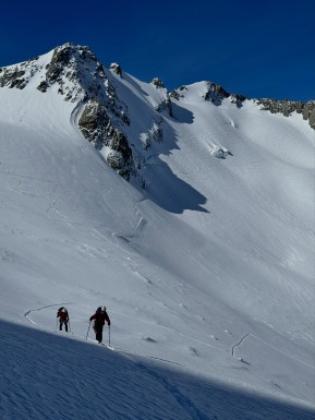 A pretty special week ski touring on the glaciers. ❄️⛷️
We scored a good run of weather and made the most of it — from the Murchison Headwall and Mannering Glacier to the Darwin Bowls and the shoulder of Hochstetter Dome, where we stopped for a snack with views all the way out towards the West Coast and Tasman Sea.
We skied through the incredible ice formations of Canyonlands, toured up the Bonney Glacier to Turnbull Saddle for lunch with the Minarets spread out in front of us, and found sheltered corners amongst the ice to escape the wind.
There was good skiing to be found too — picking our way through pockets of powder and making the most of some beautifully creamy spring corn.
A happy hut day in the middle gave us a chance to rest the legs, brush up on crevasse rescue skills and team up with fellow IFMGA guide Petrouchka and her group.
All up, a fantastic week in an extraordinary place. Big mountains, glaciers, great company and plenty of turns. 🏔️
🔗 https://alpinerecreation.com/new-zealand-backcountry-skiing-and-split-boarding/new-zealands-best-glacier-touring-and-ski-mountaineering/ski-mount-cook-and-westland-glaciers
📷 @elke_mountain_guide
#SkiMountaineering #GlacierSkiing #SkiTouring #BackcountrySkiing #AorakiMountCookNatinalPark - A pretty special week ski touring on the glaciers. 14