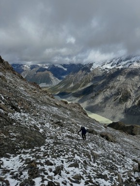 A dusting of fresh snow and suddenly it feels like winter is a step closer… a dramatic change to last week.
📍 Ball Pass and Mabel Col
📸 @elke_mountain_guide
🔗 https://alpinerecreation.com/new-zealand-alpine-hikes-trekking-and-snowshoeing/trans-alpine-crossings-and-traverses/ball-pass-crossing
#BallPass #AlpineTrek #AlpineCrossing #HookerValley #Mountaineering Hooker Valley Day Hike - A dusting of fresh snow and suddenly it feels like winter is a step closer… a dramatic change to last week. 1