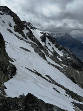 A dusting of fresh snow and suddenly it feels like winter is a step closer… a dramatic change to last week.
📍 Ball Pass and Mabel Col
📸 @elke_mountain_guide
🔗 https://alpinerecreation.com/new-zealand-alpine-hikes-trekking-and-snowshoeing/trans-alpine-crossings-and-traverses/ball-pass-crossing
#BallPass #AlpineTrek #AlpineCrossing #HookerValley #Mountaineering Hooker Valley Day Hike - A dusting of fresh snow and suddenly it feels like winter is a step closer… a dramatic change to last week. 2
