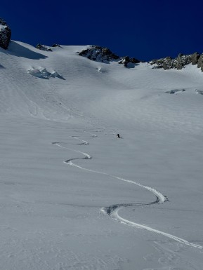 A pretty special week ski touring on the glaciers. ❄️⛷️
We scored a good run of weather and made the most of it — from the Murchison Headwall and Mannering Glacier to the Darwin Bowls and the shoulder of Hochstetter Dome, where we stopped for a snack with views all the way out towards the West Coast and Tasman Sea.
We skied through the incredible ice formations of Canyonlands, toured up the Bonney Glacier to Turnbull Saddle for lunch with the Minarets spread out in front of us, and found sheltered corners amongst the ice to escape the wind.
There was good skiing to be found too — picking our way through pockets of powder and making the most of some beautifully creamy spring corn.
A happy hut day in the middle gave us a chance to rest the legs, brush up on crevasse rescue skills and team up with fellow IFMGA guide Petrouchka and her group.
All up, a fantastic week in an extraordinary place. Big mountains, glaciers, great company and plenty of turns. 🏔️
🔗 https://alpinerecreation.com/new-zealand-backcountry-skiing-and-split-boarding/new-zealands-best-glacier-touring-and-ski-mountaineering/ski-mount-cook-and-westland-glaciers
📷 @elke_mountain_guide
#SkiMountaineering #GlacierSkiing #SkiTouring #BackcountrySkiing #AorakiMountCookNatinalPark - A pretty special week ski touring on the glaciers. 13