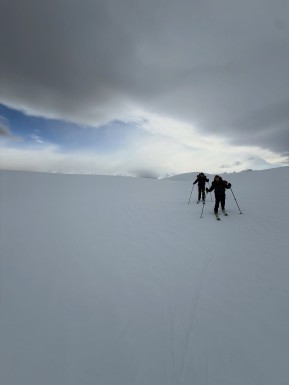 Cross-country Ski Touring from the hut door. 🎿
Cruising up Camp Stream, across Mt Gerald and along Snake Ridge, with endless views across Lake Tekapo and the Southern Alps. Plenty of time to slow down, look around and soak it all in.
Then back to the warmth and rustic comforts of Rex Simpson Hut.
Remote backcountry. Big skies. No crowds. A touch of comfort.
NZ backcountry at its best. 🏔️❄️
📸 @royonarope
#NordicSkiing #CrossCountrySkiing #LakeTekapo #TwoThumbRange #RexSimpsonHut - Cross-country Ski Touring from the hut door. 2