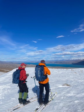 It’s always nice to get reviews from our guests, so we thought we’d share this one ☺️
“Having done Nordic skiing/trekking elsewhere in the world, we weren’t sure what to expect in New Zealand. And, having lived in New Zealand for many years, we weren’t sure what the Two Thumbs Range would be like. We were pleasantly surprised by the unique offerings and exceptional delivery of our adventure, a 4-day trip in the Two Thumbs Range in late August.
Axel made flexible arrangements for our party of 4 and provided us with excellent gear and guides. Simon and Shea were a great match for our group, allowing us to go in different directions with different gear while meeting up for lunches together. The food was superb and well presented. Laughter and good cheer rang from the hut each evening.
Overall, a fantastic experience! Great folks and great memories!”
— D. Kolb
📸 S. Ball
#NordicSkiing #SkiTouring #RexSimpsonHut #TwoThumbRange #TekapoAdventures - It’s always nice to get reviews from our guests, so we thought we’d share this one ☺️ “Having done Nordic skiing/trekking elsewhere in the world, we weren’t sure what to expect in New Zealand. 7