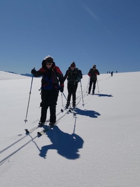 Nordic ski touring in the Two Thumb Range last week ☀️🎿
Cruising sun-softened slopes high above Lake Tekapo, with endless views stretching across the lake and the Southern Alps. The perfect combination of relaxed skiing, big mountain scenery and time to simply soak it all in.
Then back to the comforts of Rex Simpson Hut — fire crackling, skis by the door and a delicious cooked dinner prepared by the guides. 🔥🍲
This is what Nordic ski touring is all about: moving through beautiful landscapes at your own pace, with a cosy hut to come home to.
📸 A. Reiser
#NordicSkiing #CrossCountrySkiing #TwoThumbRange #LakeTekapo #RexSimpsonHut - Nordic ski touring in the Two Thumb Range last week ☀️🎿 Cruising sun-softened slopes high above Lake Tekapo, with endless views stretching across the lake and the Southern Alps. 3