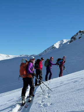Five days. Endless powder turns. It’s been a busy week.✨⛷️
Erewhon Hut delivered the goods — from mellow laps to big lines, we scored it all. The snow was light, the weather was on point, and the stoke levels were sky high. 🏔️❄️
Nothing but happy faces, tired legs, and memories to last until the next mission. This is what ski touring dreams are made of! 💙
#ErewhonHut #SkiTouringNZ #PowderDays #FirstTracks #EarnYourTurns #SkiUphill #SouthernAlps #SkiAdventure #BackcountryBliss #SkiTouring #SplitBoarding #BackcountrySkiing #AlpineRecreation #NZMGA #WeAreIFMGA #GuidesLife
@erewhon_hut @nzmga - Five days. 10