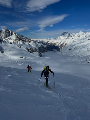 A pretty special week ski touring on the glaciers. ❄️⛷️
We scored a good run of weather and made the most of it — from the Murchison Headwall and Mannering Glacier to the Darwin Bowls and the shoulder of Hochstetter Dome, where we stopped for a snack with views all the way out towards the West Coast and Tasman Sea.
We skied through the incredible ice formations of Canyonlands, toured up the Bonney Glacier to Turnbull Saddle for lunch with the Minarets spread out in front of us, and found sheltered corners amongst the ice to escape the wind.
There was good skiing to be found too — picking our way through pockets of powder and making the most of some beautifully creamy spring corn.
A happy hut day in the middle gave us a chance to rest the legs, brush up on crevasse rescue skills and team up with fellow IFMGA guide Petrouchka and her group.
All up, a fantastic week in an extraordinary place. Big mountains, glaciers, great company and plenty of turns. 🏔️
🔗 https://alpinerecreation.com/new-zealand-backcountry-skiing-and-split-boarding/new-zealands-best-glacier-touring-and-ski-mountaineering/ski-mount-cook-and-westland-glaciers
📷 @elke_mountain_guide
#SkiMountaineering #GlacierSkiing #SkiTouring #BackcountrySkiing #AorakiMountCookNatinalPark - A pretty special week ski touring on the glaciers. 17