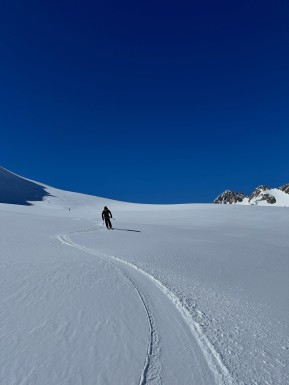 A break in the weather last week gave us the chance to get up onto the Tasman Glacier – and what a truly special place it is 🏔️⛷️
Skiing through incredible ice features, dwarfed beneath the highest peaks in the Southern Alps. A scenic lunch high on the Main Divide below Hochstetter Dome. And time for some beautiful spring corn laps on the Bonney Glacier.
With all the recent storms, the glacier is super well filled at the moment, with very few open crevasses – a pure delight to travel and ski through.
A privilege, as always, to spend time in such a spectacular and special place. ❄️💙
📸 @elke_mountain_guide
#SkiTouring #GlacierSkiing #SkiMountaineering #BackcountrySkiing #AorakiMountCookNationalPark - A break in the weather last week gave us the chance to get up onto the Tasman Glacier – and what a truly special place it is 🏔️⛷️ Skiing through incredible ice features, dwarfed beneath the highest peaks in the Southern Alps. 15