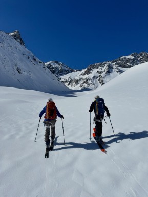 A break in the weather last week gave us the chance to get up onto the Tasman Glacier – and what a truly special place it is 🏔️⛷️
Skiing through incredible ice features, dwarfed beneath the highest peaks in the Southern Alps. A scenic lunch high on the Main Divide below Hochstetter Dome. And time for some beautiful spring corn laps on the Bonney Glacier.
With all the recent storms, the glacier is super well filled at the moment, with very few open crevasses – a pure delight to travel and ski through.
A privilege, as always, to spend time in such a spectacular and special place. ❄️💙
📸 @elke_mountain_guide
#SkiTouring #GlacierSkiing #SkiMountaineering #BackcountrySkiing #AorakiMountCookNationalPark - A break in the weather last week gave us the chance to get up onto the Tasman Glacier – and what a truly special place it is 🏔️⛷️ Skiing through incredible ice features, dwarfed beneath the highest peaks in the Southern Alps. 6