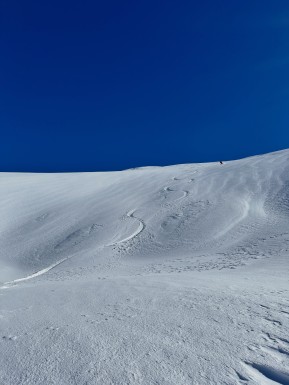 The Two Thumbs delivered today. We hunted out sheltered pockets of snow that had escaped the W–SW winds and were rewarded with plenty of creamy turns, sunshine and spectacular mountain scenery. Days like these, shared with a great crew, are what keep us coming back. 🏔️⛷️
#TwoThumbRange #SkiTouring #BackcountrySkiing #LakeTekapo #FirstTracks - The Two Thumbs delivered today. 3