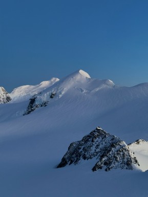 A break in the weather last week gave us the chance to get up onto the Tasman Glacier – and what a truly special place it is 🏔️⛷️
Skiing through incredible ice features, dwarfed beneath the highest peaks in the Southern Alps. A scenic lunch high on the Main Divide below Hochstetter Dome. And time for some beautiful spring corn laps on the Bonney Glacier.
With all the recent storms, the glacier is super well filled at the moment, with very few open crevasses – a pure delight to travel and ski through.
A privilege, as always, to spend time in such a spectacular and special place. ❄️💙
📸 @elke_mountain_guide
#SkiTouring #GlacierSkiing #SkiMountaineering #BackcountrySkiing #AorakiMountCookNationalPark - A break in the weather last week gave us the chance to get up onto the Tasman Glacier – and what a truly special place it is 🏔️⛷️ Skiing through incredible ice features, dwarfed beneath the highest peaks in the Southern Alps. 18