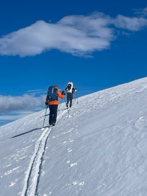 It’s always nice to get reviews from our guests, so we thought we’d share this one ☺️
“Having done Nordic skiing/trekking elsewhere in the world, we weren’t sure what to expect in New Zealand. And, having lived in New Zealand for many years, we weren’t sure what the Two Thumbs Range would be like. We were pleasantly surprised by the unique offerings and exceptional delivery of our adventure, a 4-day trip in the Two Thumbs Range in late August.
Axel made flexible arrangements for our party of 4 and provided us with excellent gear and guides. Simon and Shea were a great match for our group, allowing us to go in different directions with different gear while meeting up for lunches together. The food was superb and well presented. Laughter and good cheer rang from the hut each evening.
Overall, a fantastic experience! Great folks and great memories!”
— D. Kolb
📸 S. Ball
#NordicSkiing #SkiTouring #RexSimpsonHut #TwoThumbRange #TekapoAdventures - It’s always nice to get reviews from our guests, so we thought we’d share this one ☺️ “Having done Nordic skiing/trekking elsewhere in the world, we weren’t sure what to expect in New Zealand. 1