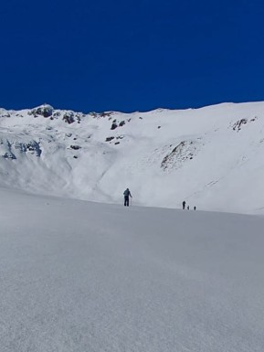 Nordic ski touring in the Two Thumb Range last week ☀️🎿
Cruising sun-softened slopes high above Lake Tekapo, with endless views stretching across the lake and the Southern Alps. The perfect combination of relaxed skiing, big mountain scenery and time to simply soak it all in.
Then back to the comforts of Rex Simpson Hut — fire crackling, skis by the door and a delicious cooked dinner prepared by the guides. 🔥🍲
This is what Nordic ski touring is all about: moving through beautiful landscapes at your own pace, with a cosy hut to come home to.
📸 A. Reiser
#NordicSkiing #CrossCountrySkiing #TwoThumbRange #LakeTekapo #RexSimpsonHut - Nordic ski touring in the Two Thumb Range last week ☀️🎿 Cruising sun-softened slopes high above Lake Tekapo, with endless views stretching across the lake and the Southern Alps. 4