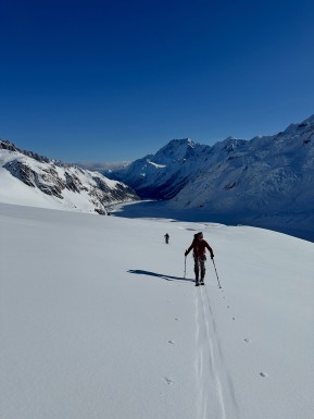 A break in the weather last week gave us the chance to get up onto the Tasman Glacier – and what a truly special place it is 🏔️⛷️
Skiing through incredible ice features, dwarfed beneath the highest peaks in the Southern Alps. A scenic lunch high on the Main Divide below Hochstetter Dome. And time for some beautiful spring corn laps on the Bonney Glacier.
With all the recent storms, the glacier is super well filled at the moment, with very few open crevasses – a pure delight to travel and ski through.
A privilege, as always, to spend time in such a spectacular and special place. ❄️💙
📸 @elke_mountain_guide
#SkiTouring #GlacierSkiing #SkiMountaineering #BackcountrySkiing #AorakiMountCookNationalPark - A break in the weather last week gave us the chance to get up onto the Tasman Glacier – and what a truly special place it is 🏔️⛷️ Skiing through incredible ice features, dwarfed beneath the highest peaks in the Southern Alps. 16