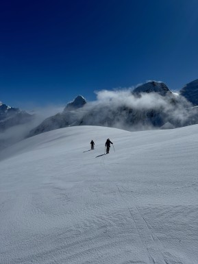 A break in the weather last week gave us the chance to get up onto the Tasman Glacier – and what a truly special place it is 🏔️⛷️
Skiing through incredible ice features, dwarfed beneath the highest peaks in the Southern Alps. A scenic lunch high on the Main Divide below Hochstetter Dome. And time for some beautiful spring corn laps on the Bonney Glacier.
With all the recent storms, the glacier is super well filled at the moment, with very few open crevasses – a pure delight to travel and ski through.
A privilege, as always, to spend time in such a spectacular and special place. ❄️💙
📸 @elke_mountain_guide
#SkiTouring #GlacierSkiing #SkiMountaineering #BackcountrySkiing #AorakiMountCookNationalPark - A break in the weather last week gave us the chance to get up onto the Tasman Glacier – and what a truly special place it is 🏔️⛷️ Skiing through incredible ice features, dwarfed beneath the highest peaks in the Southern Alps. 12