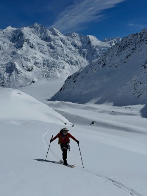 A pretty special week ski touring on the glaciers. ❄️⛷️
We scored a good run of weather and made the most of it — from the Murchison Headwall and Mannering Glacier to the Darwin Bowls and the shoulder of Hochstetter Dome, where we stopped for a snack with views all the way out towards the West Coast and Tasman Sea.
We skied through the incredible ice formations of Canyonlands, toured up the Bonney Glacier to Turnbull Saddle for lunch with the Minarets spread out in front of us, and found sheltered corners amongst the ice to escape the wind.
There was good skiing to be found too — picking our way through pockets of powder and making the most of some beautifully creamy spring corn.
A happy hut day in the middle gave us a chance to rest the legs, brush up on crevasse rescue skills and team up with fellow IFMGA guide Petrouchka and her group.
All up, a fantastic week in an extraordinary place. Big mountains, glaciers, great company and plenty of turns. 🏔️
🔗 https://alpinerecreation.com/new-zealand-backcountry-skiing-and-split-boarding/new-zealands-best-glacier-touring-and-ski-mountaineering/ski-mount-cook-and-westland-glaciers
📷 @elke_mountain_guide
#SkiMountaineering #GlacierSkiing #SkiTouring #BackcountrySkiing #AorakiMountCookNatinalPark - A pretty special week ski touring on the glaciers. 8