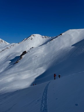 Five days. Endless powder turns. It’s been a busy week.✨⛷️
Erewhon Hut delivered the goods — from mellow laps to big lines, we scored it all. The snow was light, the weather was on point, and the stoke levels were sky high. 🏔️❄️
Nothing but happy faces, tired legs, and memories to last until the next mission. This is what ski touring dreams are made of! 💙
#ErewhonHut #SkiTouringNZ #PowderDays #FirstTracks #EarnYourTurns #SkiUphill #SouthernAlps #SkiAdventure #BackcountryBliss #SkiTouring #SplitBoarding #BackcountrySkiing #AlpineRecreation #NZMGA #WeAreIFMGA #GuidesLife
@erewhon_hut @nzmga - Five days. 5