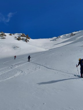 Out east of the Main Divide, escaping the NW storm. ☀️
Creamy turns, wind-blown powder & sunshine in the Haszard Range today. 🎿❄️
📸 A. Reiser
#SkiTouring #BackcountrySkiing #TekapoAdventures #HaszardRange #LakeTekapo - Out east of the Main Divide, escaping the NW storm. 1