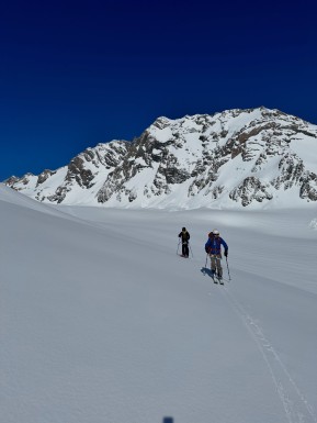 A break in the weather last week gave us the chance to get up onto the Tasman Glacier – and what a truly special place it is 🏔️⛷️
Skiing through incredible ice features, dwarfed beneath the highest peaks in the Southern Alps. A scenic lunch high on the Main Divide below Hochstetter Dome. And time for some beautiful spring corn laps on the Bonney Glacier.
With all the recent storms, the glacier is super well filled at the moment, with very few open crevasses – a pure delight to travel and ski through.
A privilege, as always, to spend time in such a spectacular and special place. ❄️💙
📸 @elke_mountain_guide
#SkiTouring #GlacierSkiing #SkiMountaineering #BackcountrySkiing #AorakiMountCookNationalPark - A break in the weather last week gave us the chance to get up onto the Tasman Glacier – and what a truly special place it is 🏔️⛷️ Skiing through incredible ice features, dwarfed beneath the highest peaks in the Southern Alps. 19