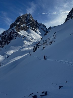 The Cass delivered this week. 🤙🏔️⛷️
An early morning 4WD up the valley, a heli flight into the heart of the range, and a fresh top-up of powder to kick things off. By the end of the week, we were carving spring corn in the sunshine.
There was a wee dram (or two) at the Bad Decision “Whiskey Hut” 🥃, plenty of remote ski touring, a lap of the “Scorpion”, and a final hike out to Memorial Hut for a picnic lunch in the sun before the 4WD back down the valley.
Kiwi ski touring at its finest — no ski lifts, no crowds, just real backcountry wilderness, with a touch of comfort in Glenmore Station’s heated private huts.
That combination of wild, remote skiing and a warm hut to come home to is what makes the Cass Valley such a unique experience.
📸 @elke_mountain_guide
#CassValley #SkiTouring #BackcountrySkiing #SkiTekapo #EarnYourTurns - The Cass delivered this week. 1