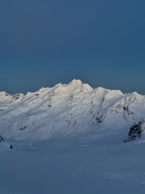 A break in the weather last week gave us the chance to get up onto the Tasman Glacier – and what a truly special place it is 🏔️⛷️
Skiing through incredible ice features, dwarfed beneath the highest peaks in the Southern Alps. A scenic lunch high on the Main Divide below Hochstetter Dome. And time for some beautiful spring corn laps on the Bonney Glacier.
With all the recent storms, the glacier is super well filled at the moment, with very few open crevasses – a pure delight to travel and ski through.
A privilege, as always, to spend time in such a spectacular and special place. ❄️💙
📸 @elke_mountain_guide
#SkiTouring #GlacierSkiing #SkiMountaineering #BackcountrySkiing #AorakiMountCookNationalPark - A break in the weather last week gave us the chance to get up onto the Tasman Glacier – and what a truly special place it is 🏔️⛷️ Skiing through incredible ice features, dwarfed beneath the highest peaks in the Southern Alps. 5