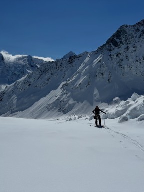 A break in the weather last week gave us the chance to get up onto the Tasman Glacier – and what a truly special place it is 🏔️⛷️
Skiing through incredible ice features, dwarfed beneath the highest peaks in the Southern Alps. A scenic lunch high on the Main Divide below Hochstetter Dome. And time for some beautiful spring corn laps on the Bonney Glacier.
With all the recent storms, the glacier is super well filled at the moment, with very few open crevasses – a pure delight to travel and ski through.
A privilege, as always, to spend time in such a spectacular and special place. ❄️💙
📸 @elke_mountain_guide
#SkiTouring #GlacierSkiing #SkiMountaineering #BackcountrySkiing #AorakiMountCookNationalPark - A break in the weather last week gave us the chance to get up onto the Tasman Glacier – and what a truly special place it is 🏔️⛷️ Skiing through incredible ice features, dwarfed beneath the highest peaks in the Southern Alps. 7