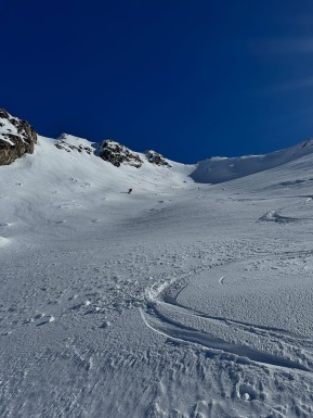The Two Thumbs delivered today. We hunted out sheltered pockets of snow that had escaped the W–SW winds and were rewarded with plenty of creamy turns, sunshine and spectacular mountain scenery. Days like these, shared with a great crew, are what keep us coming back. 🏔️⛷️
#TwoThumbRange #SkiTouring #BackcountrySkiing #LakeTekapo #FirstTracks - The Two Thumbs delivered today. 8