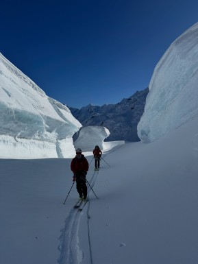 A pretty special week ski touring on the glaciers. ❄️⛷️
We scored a good run of weather and made the most of it — from the Murchison Headwall and Mannering Glacier to the Darwin Bowls and the shoulder of Hochstetter Dome, where we stopped for a snack with views all the way out towards the West Coast and Tasman Sea.
We skied through the incredible ice formations of Canyonlands, toured up the Bonney Glacier to Turnbull Saddle for lunch with the Minarets spread out in front of us, and found sheltered corners amongst the ice to escape the wind.
There was good skiing to be found too — picking our way through pockets of powder and making the most of some beautifully creamy spring corn.
A happy hut day in the middle gave us a chance to rest the legs, brush up on crevasse rescue skills and team up with fellow IFMGA guide Petrouchka and her group.
All up, a fantastic week in an extraordinary place. Big mountains, glaciers, great company and plenty of turns. 🏔️
🔗 https://alpinerecreation.com/new-zealand-backcountry-skiing-and-split-boarding/new-zealands-best-glacier-touring-and-ski-mountaineering/ski-mount-cook-and-westland-glaciers
📷 @elke_mountain_guide
#SkiMountaineering #GlacierSkiing #SkiTouring #BackcountrySkiing #AorakiMountCookNatinalPark - A pretty special week ski touring on the glaciers. 4
