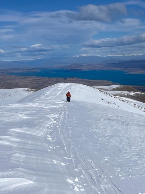 It’s always nice to get reviews from our guests, so we thought we’d share this one ☺️
“Having done Nordic skiing/trekking elsewhere in the world, we weren’t sure what to expect in New Zealand. And, having lived in New Zealand for many years, we weren’t sure what the Two Thumbs Range would be like. We were pleasantly surprised by the unique offerings and exceptional delivery of our adventure, a 4-day trip in the Two Thumbs Range in late August.
Axel made flexible arrangements for our party of 4 and provided us with excellent gear and guides. Simon and Shea were a great match for our group, allowing us to go in different directions with different gear while meeting up for lunches together. The food was superb and well presented. Laughter and good cheer rang from the hut each evening.
Overall, a fantastic experience! Great folks and great memories!”
— D. Kolb
📸 S. Ball
#NordicSkiing #SkiTouring #RexSimpsonHut #TwoThumbRange #TekapoAdventures - It’s always nice to get reviews from our guests, so we thought we’d share this one ☺️ “Having done Nordic skiing/trekking elsewhere in the world, we weren’t sure what to expect in New Zealand. 5