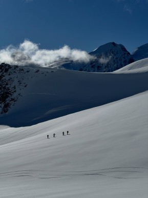 A break in the weather last week gave us the chance to get up onto the Tasman Glacier – and what a truly special place it is 🏔️⛷️
Skiing through incredible ice features, dwarfed beneath the highest peaks in the Southern Alps. A scenic lunch high on the Main Divide below Hochstetter Dome. And time for some beautiful spring corn laps on the Bonney Glacier.
With all the recent storms, the glacier is super well filled at the moment, with very few open crevasses – a pure delight to travel and ski through.
A privilege, as always, to spend time in such a spectacular and special place. ❄️💙
📸 @elke_mountain_guide
#SkiTouring #GlacierSkiing #SkiMountaineering #BackcountrySkiing #AorakiMountCookNationalPark - A break in the weather last week gave us the chance to get up onto the Tasman Glacier – and what a truly special place it is 🏔️⛷️ Skiing through incredible ice features, dwarfed beneath the highest peaks in the Southern Alps. 10