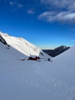 Just wrapped up a 4-day split-board mountaineering course based out of O’Leary’s Hut in the Cass Valley.
Early season and already great snow coverage for July! We had a mix of conditions — firm, windblown, and creamy pockets of goodness — but if you know where to look, there’s definitely good skiing to be found. A cheeky 2cm top-up on the last night freshened things up perfectly.
And the icing on the cake? A soak in the wood-fired hot tub under a sky full of stars. Real backcountry, real adventure. 🌌🏔️❄️
📸 @elke_mountain_guide
#SplitboardingNZ #BackcountrySnowboarding #CassValley #CassValleySkiTouring #OLearysHut #SkiMountaineering #SkiTouring #BackcountrySkiing #MountaineeringSkills #AlpineRecreation #HotTubWithAView Aoraki Mt. Cook Adventures - Ski Mountaineering Course - #336