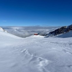🏔️🏂 Splitboard touring at Erewhon Hut last week brought a bit of everything — wind, whiteouts, rain and then fresh snow. 🌨️❄️
We waited out the storm, and it paid off with a fresh top-up and some great riding once things cleared.
Between weather windows, we packed in heaps of learning — from skinning technique and kick turns to safe route-finding in complex terrain. 💪
A great crew, plenty of laughs, and a classic mix of challenge and reward in the Southern Alps.
📸 @adventure_hobo
#SplitboardingNZ #BackcountrySnowboarding #SkiTouring #BackcountrySkiing #ErewhonHut #SkiTouringNZ #SouthernAlps #AlpineRecreation #StormSnow #AdventureDays #NZWeather New Zealand Winter Mountain Adventures - Potts Range Ski & Split-board Tours - #348