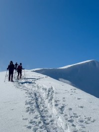 3 days of snowshoeing bliss up at Rex Simpson Hut ❄️⛰️
Perfect conditions, blue skies, and great snow underfoot — we’ve been spoiled with an incredible run of weather lately. A magic winter adventure in the Two Thumb Range!
📸 P. Munro
#Snowshoeing #WinterAdventure #TwoThumbRange #RexSimpsonHut #LakeTekapo #SouthernAlpsNZ #BackcountryNZ #AlpineAdventure #SnowTrip #WinterEscape #ExploreNZ #MountainsAreCalling #MackenzieNZ #HikeTekapo #TekapoAdventures #AlpineRecreation - Lake Tekapo Alpine Hikes & Treks - #356