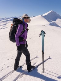 Looking back at August…
Fun adventures touring on Nordic skis out of Rex Simpson Hut in the Two Thumb Range 🎿✨
From gliding across snowy basins to climbing towards Stag Saddle, the days were full of exploring and chasing big Mackenzie views.
Evenings at the hut brought plenty of laughs and stories. Guide Simon even whipped up some backcountry Eggs Benedict — now that’s a brunch to fuel adventures 🥚🍳👌
📸 A. McIntosh
#NordicSkiing #CrossCountrySkiing #TwoThumbRange #RexSimpsonHut #StagSaddle #LakeTekapo #BigSkyCountry #TekapoAdventures #MackenzieNZ #WinterAdventures #SkiTouringNZ #AlpineRecreation - New Zealand Winter Mountain Adventures - #366