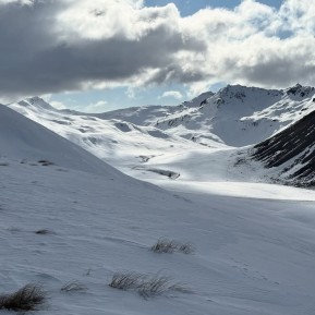 Last weekend was all about split-boarding in the Two Thumb Range ❄️🏔️
Rex Simpson Hut proved the perfect base — cozy nights, sunrise views, and quick access to touring terrain. Fresh turns, good laughs, and a true backcountry escape. ✨
📸 A. Moore
#Splitboarding #TwoThumbRange #RexSimpsonHut #BackcountryNZ #TekapoAdventures #SkiTekapo #LakeTekapo #SkiTouringNZ #SnowAdventures - Lake Tekapo Ski Touring & Split-boarding - #368