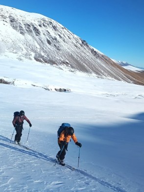 Just wrapped up an MSC Avalanche Skills Course 2 in the Two Thumb Range ❄️⛷️
A week of fresh snow, fun turns, and plenty of learning in the backcountry. From snowpack assessment to rescue practice, decision making and safe travel – we covered it all.
Big thanks to the crew for the good vibes and to our guide for sharing so much knowledge. Feel more confident and safer heading into the mountains this winter.
📸 @reiseraxel
📍 Two Thumb Range | 🏔️ Avalanche Skills Course
#backcountryskiing #skitouring #splitboarding #realbackcountry #avalancheskills #avalancherescue #avalancheawareness #twothumbrange #rexsimpsonhut #avalanchetraining #snowscience #alpinerecreation #avysavvy #nzmga #guideslife - Two Thumb Range Adventures - #371