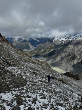 A dusting of fresh snow and suddenly it feels like winter is a step closer… a dramatic change to last week.
📍 Ball Pass and Mabel Col
📸 @elke_mountain_guide
🔗 https://alpinerecreation.com/new-zealand-alpine-hikes-trekking-and-snowshoeing/trans-alpine-crossings-and-traverses/ball-pass-crossing
#BallPass #AlpineTrek #AlpineCrossing #HookerValley #Mountaineering Aoraki Mt. Cook Adventures - Hooker Valley Day Hike - #431