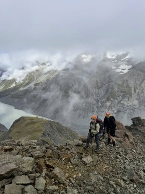Climbing high up above the Hooker Valley on the Ball Pass Crossing yesterday. The morning cloud lifted just enough to give us a glimpse of the lake, glacier and the surrounding mountains 🥾🏔️🌥️
🔗 https://alpinerecreation.com/new-zealand-alpine-hikes-trekking-and-snowshoeing/trans-alpine-crossings-and-traverses/ball-pass-crossing
📸 @elke_mountain_guide
#BallPass #AlpineTrek #MountainAdventure #AlpineCrossing #AorakiMountCook - Alpine Recreation - #430