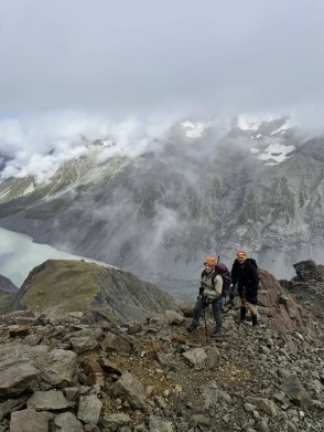Climbing high up above the Hooker Valley on the Ball Pass Crossing yesterday. The morning cloud lifted just enough to give us a glimpse of the lake, glacier and the surrounding mountains 🥾🏔️🌥️
🔗 https://alpinerecreation.com/new-zealand-alpine-hikes-trekking-and-snowshoeing/trans-alpine-crossings-and-traverses/ball-pass-crossing
📸 @elke_mountain_guide
#BallPass #AlpineTrek #MountainAdventure #AlpineCrossing #AorakiMountCook - The Best Day Hikes & Walking Trails in Aoraki Mount Cook - #430