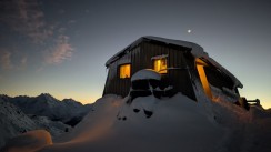 Caroline Hut ❤️
A great base for our mountaineering courses, alpine trekking adventures, and ascents of Kaitiaki and Turner Peaks.
Have you visited yet? Are you up for the challenge?
🔗 https://alpinerecreation.com/alpine-lodge-and-huts/private-mountain-huts/caroline-hut
📸 E. Holden & @biaboucinhas
#CarolineHut #Mountaineering #AlpineTrekking #MountainHut #SouthernAlps - Caroline Hut - #440