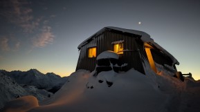 Caroline Hut ❤️
A great base for our mountaineering courses, alpine trekking adventures, and ascents of Kaitiaki and Turner Peaks.
Have you visited yet? Are you up for the challenge?
🔗 https://alpinerecreation.com/alpine-lodge-and-huts/private-mountain-huts/caroline-hut
📸 E. Holden & @biaboucinhas
#CarolineHut #Mountaineering #AlpineTrekking #MountainHut #SouthernAlps - Private Mountain Huts - #440