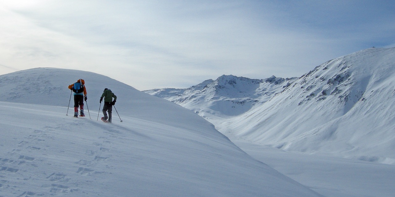 Heli-assisted snowshoe hikes in the mountain ranges around Lake Tekapo